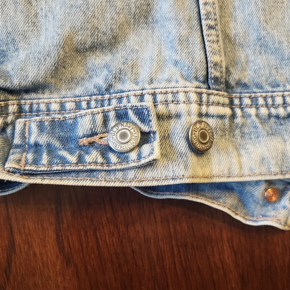 Old Navy Women's Size Medium Light Wash Button Up Distressed Denim Jean Jacket